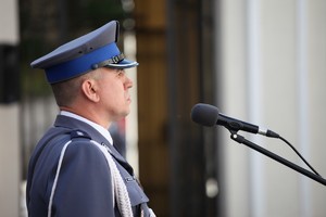 Nowi oficerowie wielkopolskiej Policji w trakcie uroczystości promocji mianowania na pierwszy stopień oficerski, która odbyła się na dziedzińcu Komendy Wojewódzkiej Policji w Poznaniu.