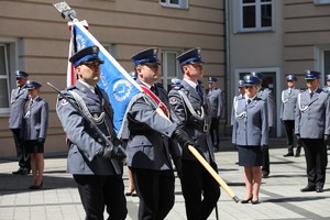 Poczet sztandarowy KWP w Poznaniu w trakcie uroczystości promocji mianowania na pierwszy stopień oficerski, która odbyła się na dziedzińcu Komendy Wojewódzkiej Policji w Poznaniu.
