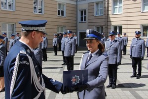 Nowi oficerowie wielkopolskiej Policji w trakcie uroczystości promocji mianowania na pierwszy stopień oficerski, która odbyła się na dziedzińcu Komendy Wojewódzkiej Policji w Poznaniu.