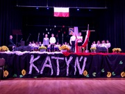 Dzieci występujące na scenie podczas spektaklu &quot;Katyń...Ocalić od zapomnienia&quot;