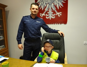 5-letni Maciek z szefem piskiej jednostki