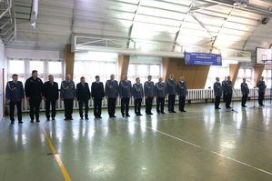 Na zdjęciu rząd mężczyzn w policyjnych mundurach stojący na baczność.