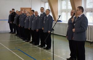 Na zdjęciu mężczyźni w policyjnych mundurach oraz przemawiający pierwszy Zastępca Komendanta Wojewódzkiego Policji w Katowicach.
