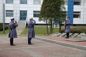 Fotografia kolorowa. Na zdjęciu widoczny Zastępca Komendanta Głównego Policji oddający honor przed grobem.