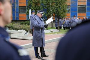 Fotografia kolorowa. Na zdjęciu widoczny Komendant Wojewódzki Policji w Katowicach w trakcie przemowy.