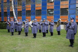Fotografia kolorowa. Na zdjęciu policjanci z orkiestry komendy wojewódzkiej.