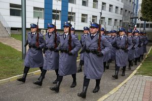 Fotografia kolorowa. Na zdjęciu policjanci z orkiestry komendy wojewódzkiej.