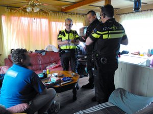 Policjanci z Polski i z Holandii rozmawiają z Polakiem pracującym w Holandii