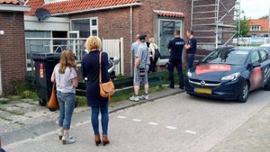 Polscy i holenderscy policjanci rozmawiają z Polakami pracującymi w Holandii podczas kontroli miejsc ich pracy i zamieszkania.