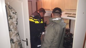 Polscy i holenderscy policjanci podczas kontroli miejsc zamieszkania Polaków pracujących w Holandii.