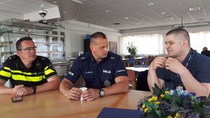 Zdjęcie przedstawia siedzących przy stole polskich i holenderskich policjantów.