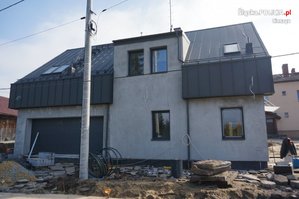 budowa Posterunku Policji w Istebnej, stan surowy- budynek otynkowany, pokryty dachem, widok z ulicy