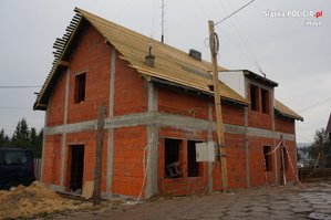 budowa posterunku policji w Istebnej stan surowy, widoczny cały budynek oraz dach poryty deskami