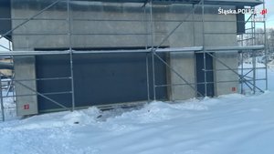 budowa posterunku w Milówce-elewacja zewnętrza budynku w stanie surowym i drzwi garażowe nowego budynku