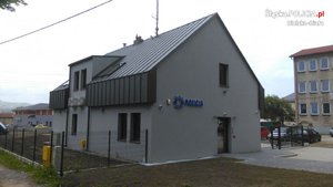Posterunek Policji w Wilkowicach-widok z zewnątrz na boczna stronę wykończonego budynku