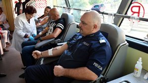 Komendant Wojewódzki Policji w Katowicach nadinsp. Krzysztof Justyński oraz inni policjanci i pracownicy cywilni policji podczas oddawania krwi