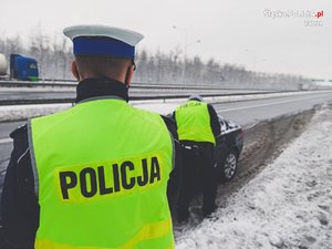 Policjanci podczas działań na autostradzie.