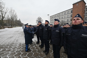 Na zdjęciu widoczny Komendant Wojewódzki Policji w Katowicach nadinspektor Roman Rabsztyn podający rękę jednemu z nowo przyjętych policjantów.