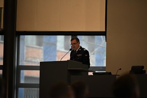 Zdjęcie przedstawia zbliżenie na przemawiającego Komendanta Wojewódzkiego Policji