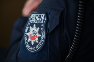 na zdjęciu ramię policjanta na nim emblemat policyjny z napisem Policja Instruktor Taktyki i Techniki Interwencji