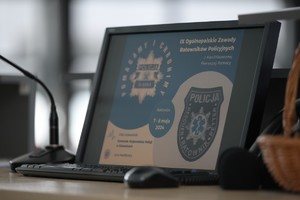 na zdjęciu laptop, w nim wyświetlony napis 9 Ogólnopolskie Zawody Ratowników Policyjnych z Kwalifikowanej Pierwszej Pomocy.