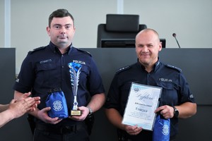 na zdjęciu policjanci w trakcie wręczania nagród i dyplomów
