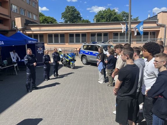 Komendant Powiatowy Policji w Puławach rozmawiający z uczniami