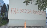 napis na ścianie bloku mieszkalnego o treści: fałszywa pandemia