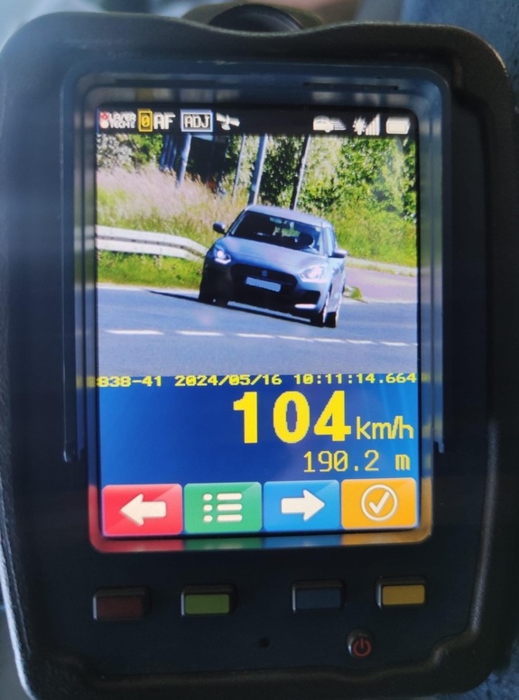 Urządzenie Trucam przedstawiające wynik dokonanego pomiaru prędkości 104 kmh pojazdu marki Suzuki