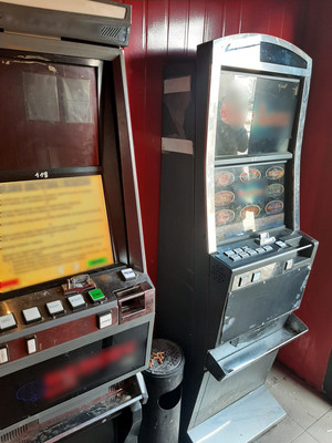 dwa zabezpieczone automaty do gier