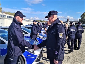 Komendant Wojewódzki Policji we Wrocławiu podczas przekazywania kluczyków do pojazdu