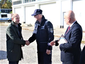 Komendant Wojewódzki Policji we Wrocławiu podczas wręczania pojazdów