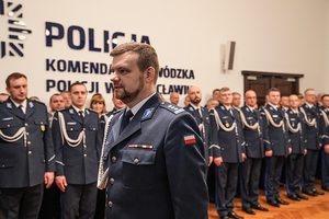 Zastępca Komendanta Wojewódzkiego policji podczas odbierania aktu nominacja na funkcje.