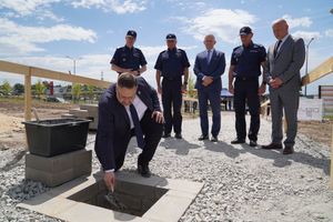 Burmistrz Polkowic Pan Łukasz Puźniecki symbolicznie wmurowuje tubę w fundament obiektu.