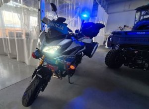 Na zdjęciu policyjny motor marki Yamaha Tracer 900 GT koloru srebrno-niebieskiego z napisami POLICJA.
