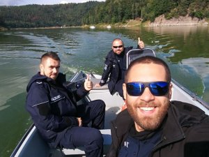 trzech policyjnych ratowników wodnych na łódce