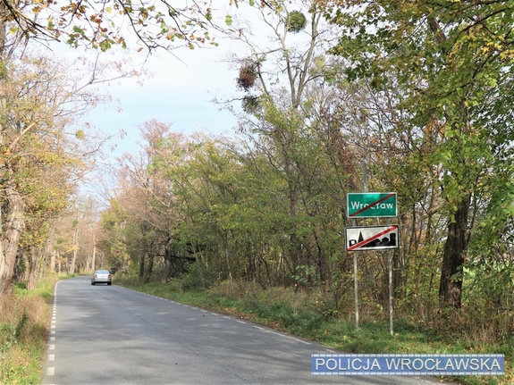 Zdjęcie ilustracyjne - jedna z dróg wylotowych z Wrocławia i znak informujący o puszczeniu obszaru zabudowanego.