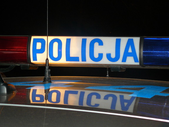 Belka policyjnego radiowozu z napisem Policja