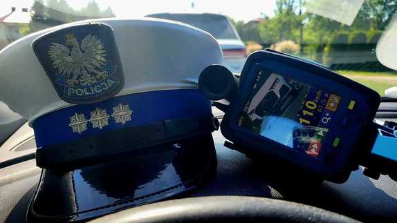 Na zdjęciu czapka policyjna biała oraz przyrząd do pomiaru prędkości.