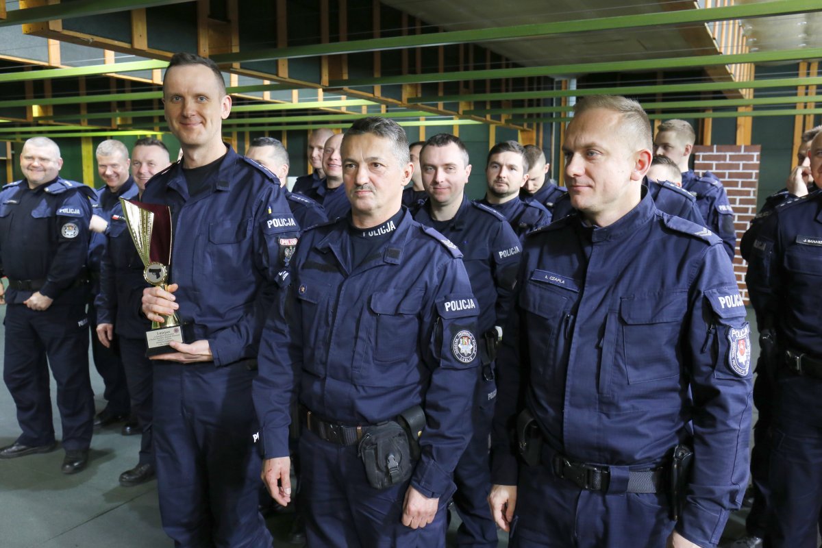 Policjanci z pucharem w klasyfikacji drużynowej.