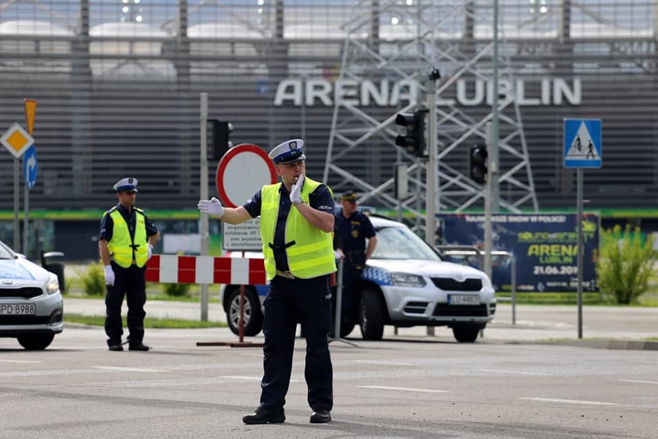 policjant kieruje ruchem przed stadionem Arena Lublin