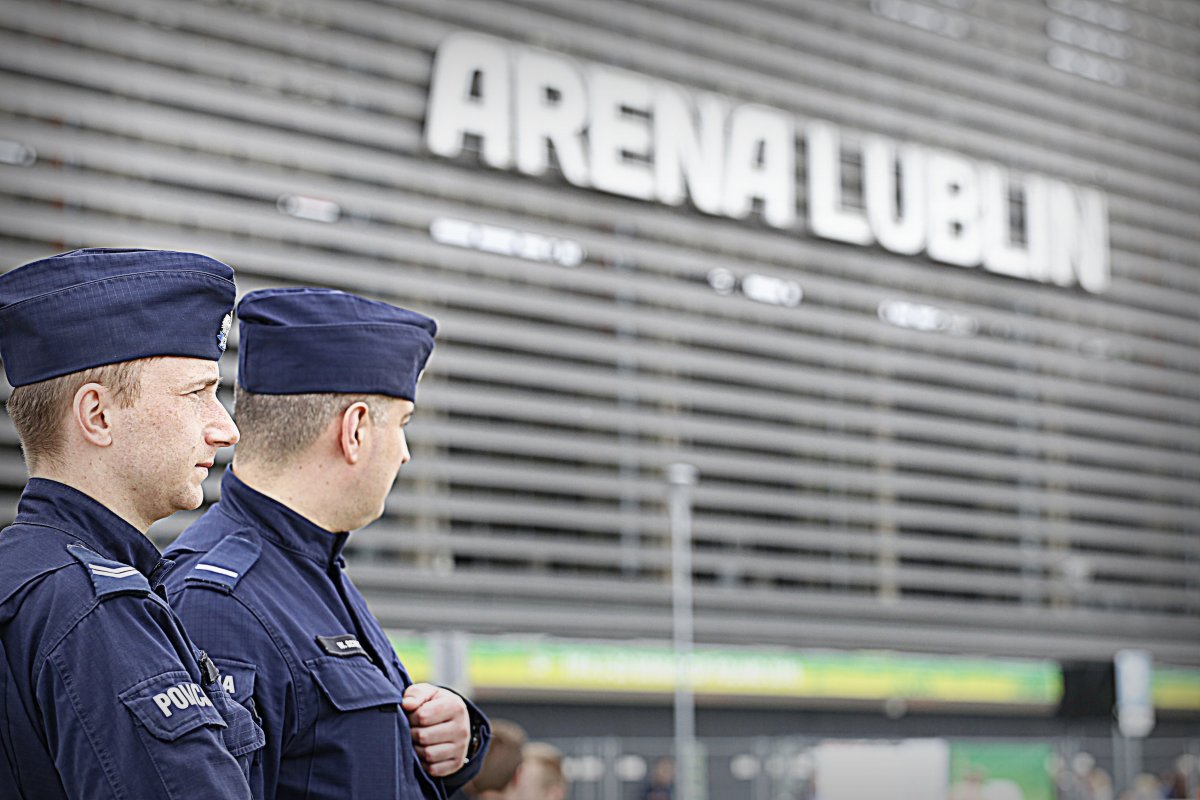 Policjanci na tle stadion ARENA LUBLIN