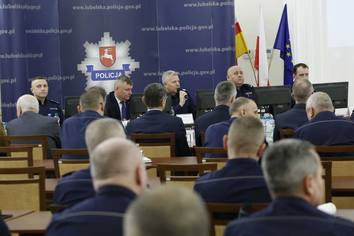 Kadra kierownicza lubelskiej policji oraz zaproszeni goście na odprawie rocznej.