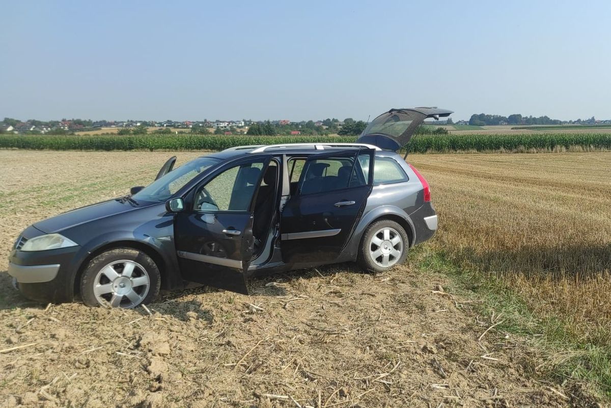 samochód na polu zakopany w ziemi