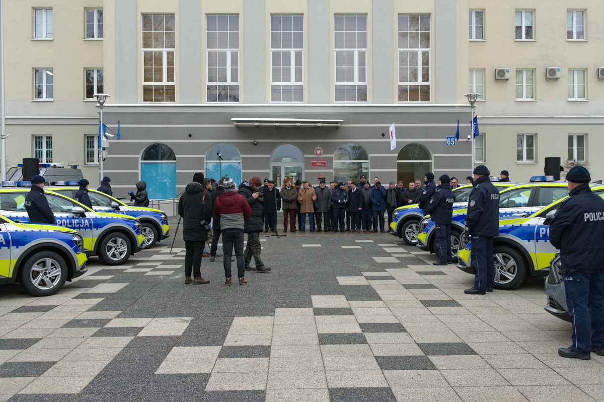 Pierwsze Radiowozy W Nowych Barwach Trafi Y Do Podlaskich Policjant W