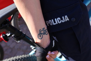 policjanci jadą na rowerach