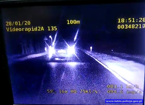 kierujący pojazdem popełniający wykroczenie - klatka z nagrania z wideorejestratora