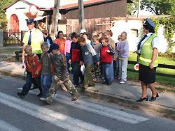 Policjanci pomagają dzieciom Odkryć bezpieczeństwo