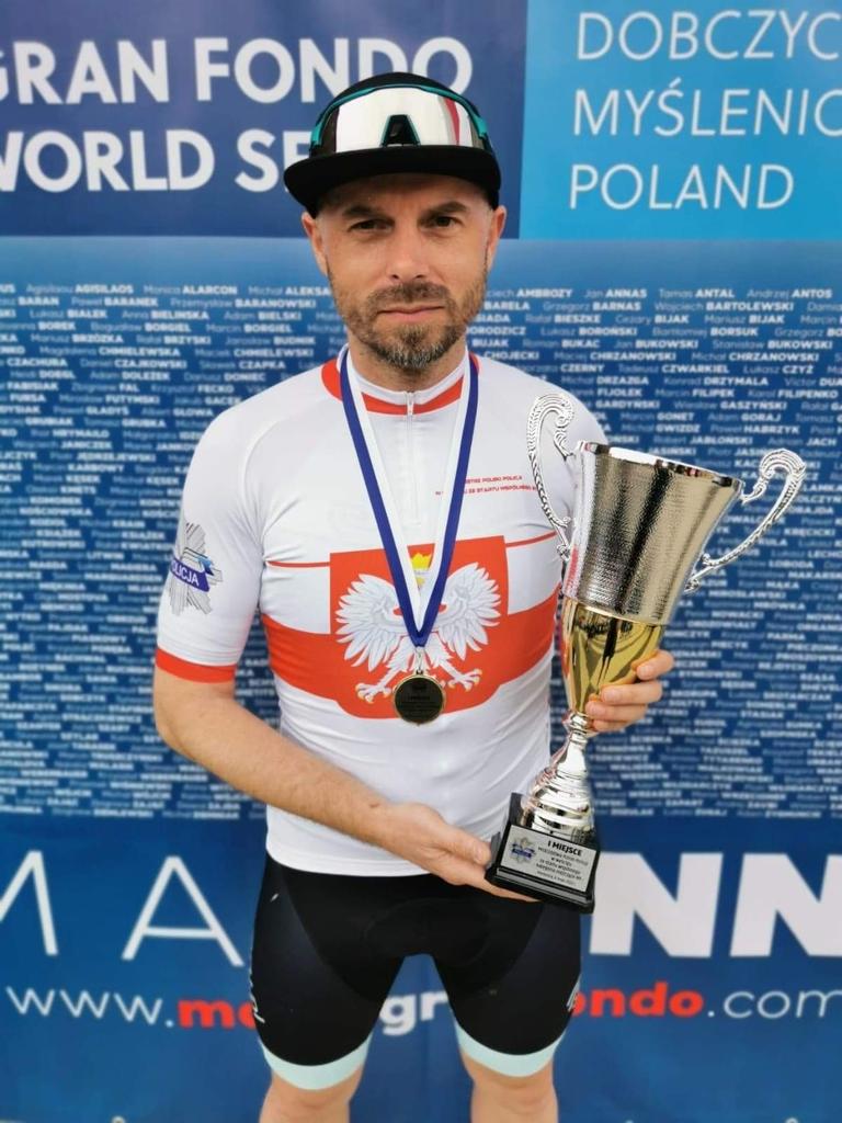 aspirant Piotr Ścigała z pucharem w ręku pozuje do zdjęcia po wygranych mistrzostwach 