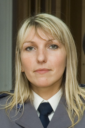 na zdjęciu umundurowana policjantka, laureatka konkursu "Policjant, który mi pomógł"